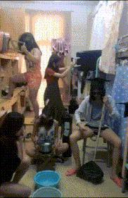 搞笑gif图妹子你这智商真是堪忧啊,搞笑gif妹子你这发型挺别致啊