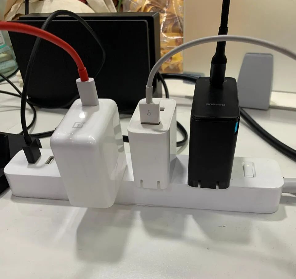 中年男子迷恋充电头,中年男人迷恋充电头