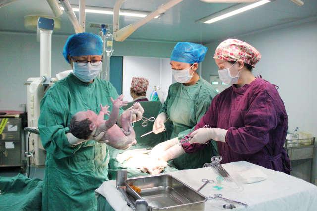 母子命悬一线妇产科上演生死营救,产妇历经11小时手术平安产子