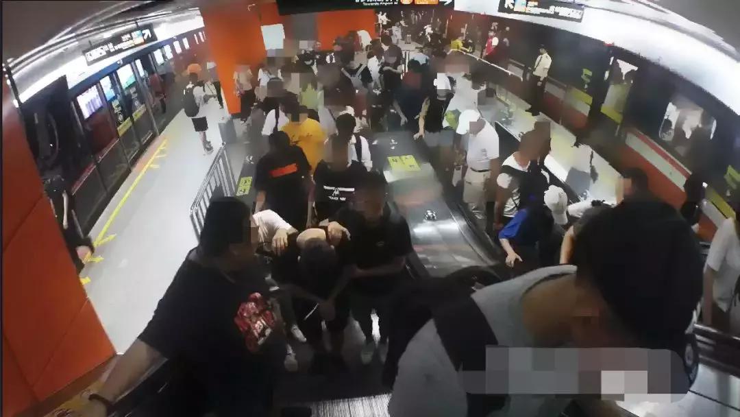 霸气!年轻女孩地铁站内抓“*狼色**”,守株待兔一把拽地上,帅呆了