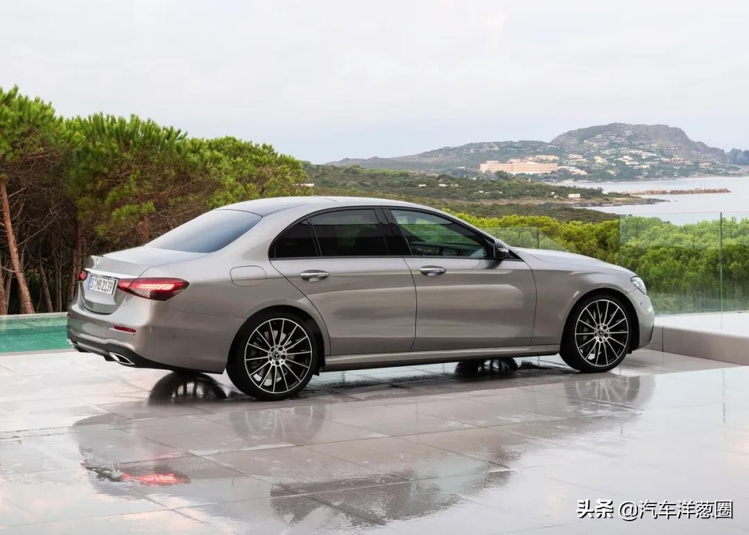 宝马发布全新车标,宝马蓝天白云标改黑白标