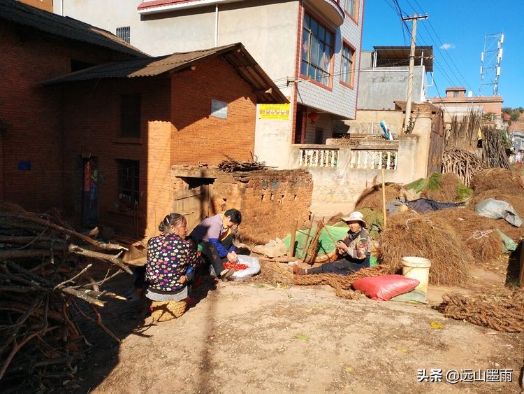 冬日阳光明媚,随走昆明松茂水库周边,遇见小村庄里的老式手工活