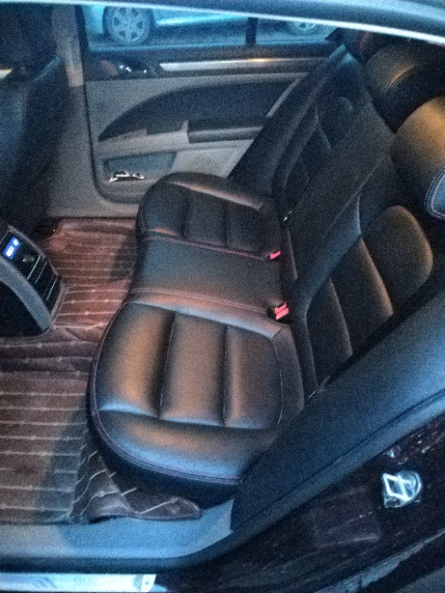 远看是黑色近看是绿色的车,远看是车近看是车