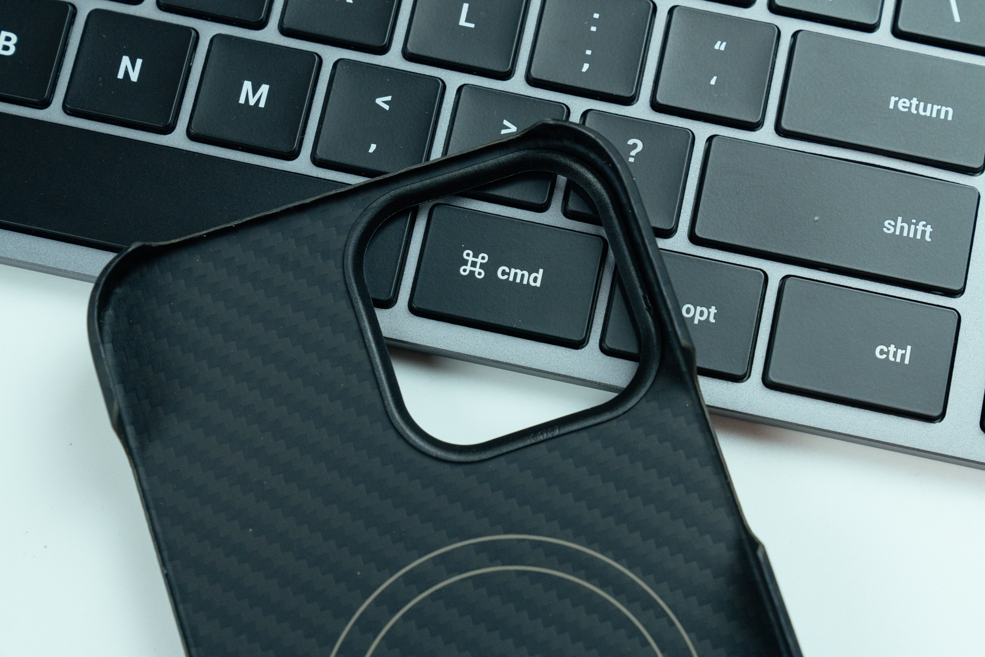 iphone13磁吸降温手机壳,iphone13手机壳磁吸防尘