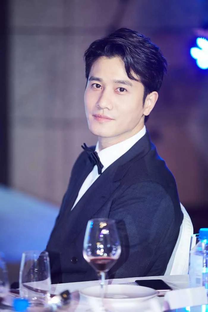 行走的荷尔蒙，这6位越老越有味，大胡茬克制又霸道，气质太绝了