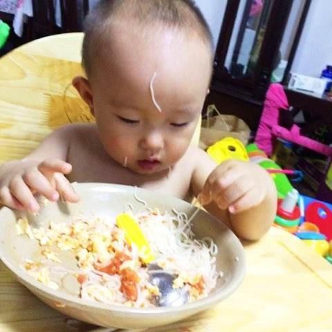 宝宝不吃饭只吃奶的解决办法,宝宝只喝奶不吃饭怎么办