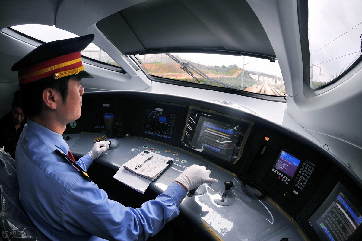 为什么高铁司机辞职率高,高铁司机一个月工资到底多少