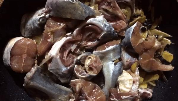 背上长有强毒的海鱼，处理时要小心，先去毒刺再除内脏。