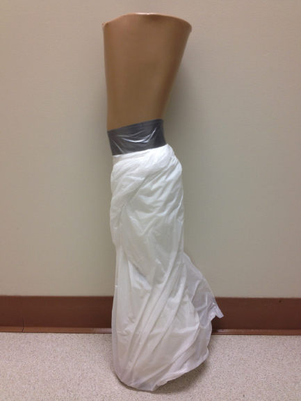 打了石膏要怎么脱衣服,打了石膏想洗澡如何保持石膏干燥