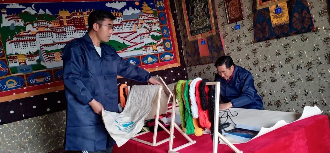 《白玉藏绣传承人扎西色郎》