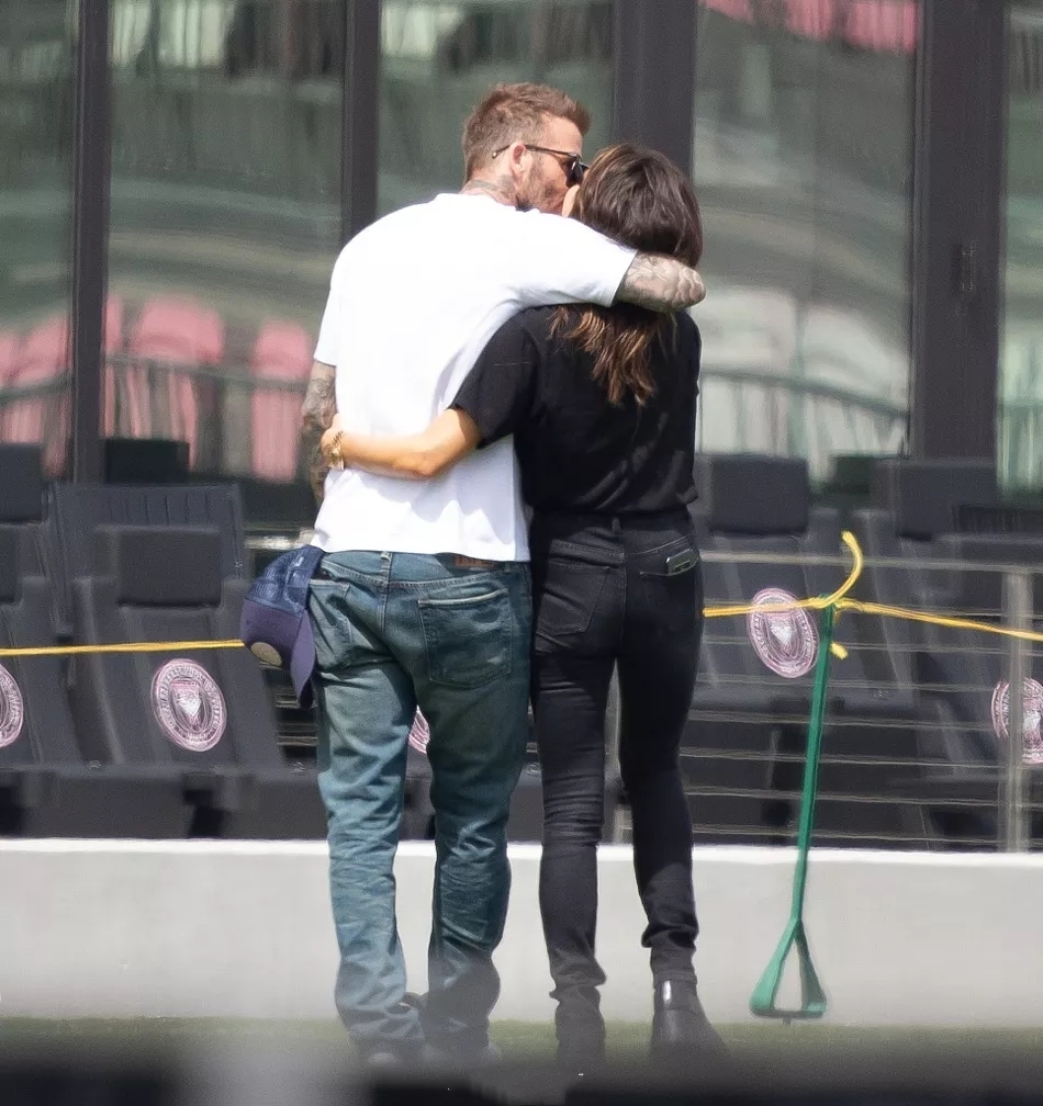 小贝夫妇太腻歪，老夫妻球场热吻比长子还甜，次子却只敢牵手女友