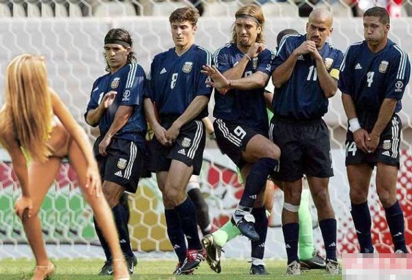 还记得这张阿根廷人墙经典神图吗？躲闪的巴蒂，护裆的西蒙尼