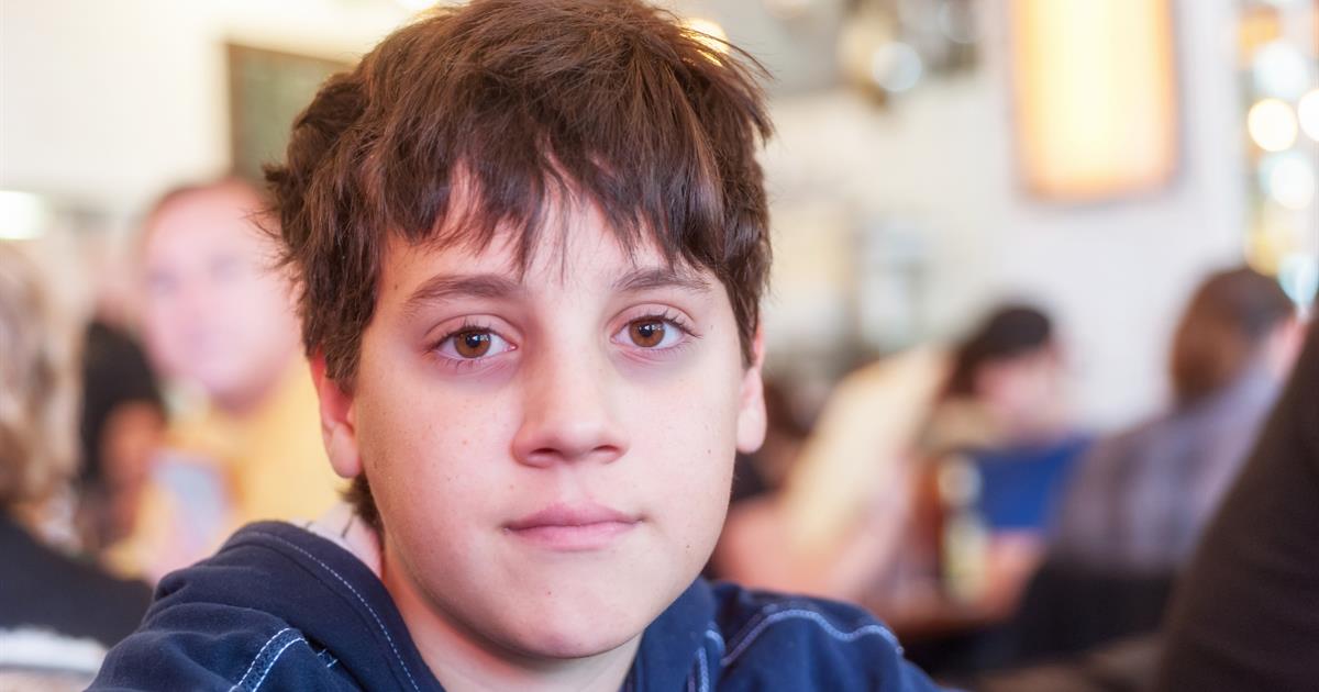 宝宝眼皮发黑什么原因,宝宝黑眼圈边缘有白边是怎么回事