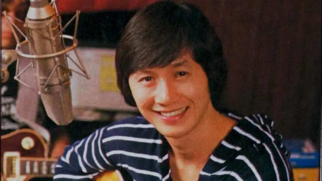 香港无人街头，许冠杰开了场一个人的演唱会，255万人观看！