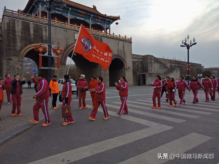 海州体育馆一路同行健步队,连云港微马海州健步队