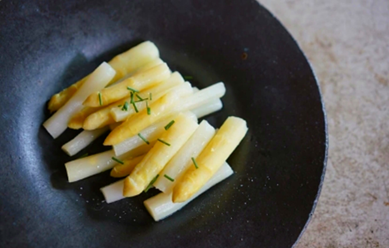 5月我家喜欢吃这菜，吃一根等于吃3个鸡蛋，老外见了直接生吃