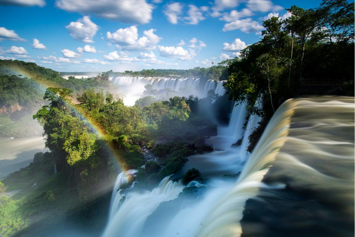 疫情下的巴西，天堂与地狱仅一街之隔，同在耶稣庇佑下的两种人生