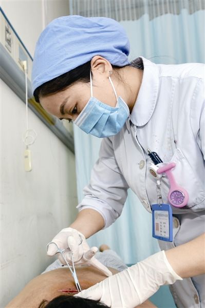 一个小伤口就容易感染为啥,一个小鱼刺在喉咙里有什么好办法