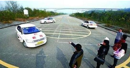 笑哭男孩原视频,考驾照搞笑坐副驾驶