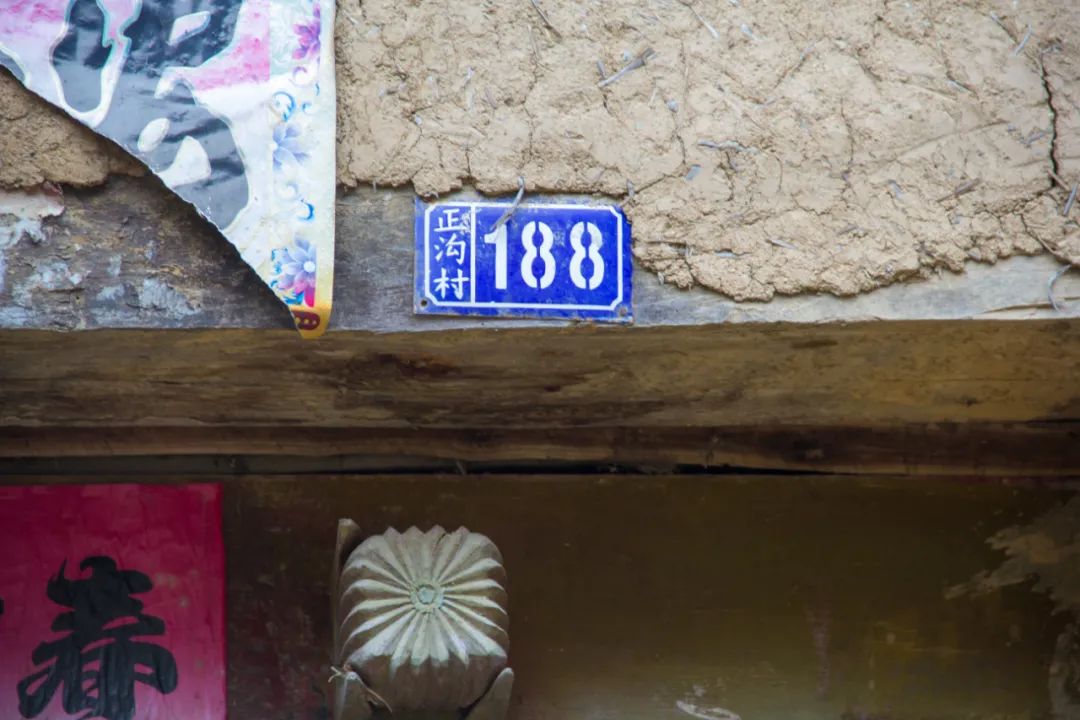 门窗比例不协调，门口出现的东西更不协调，秦岭这栋老房子有故事