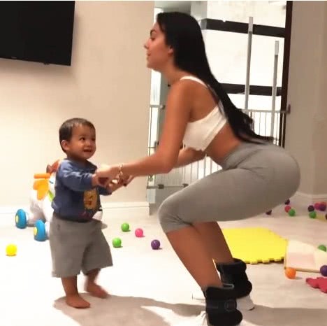 谜题解开,c罗进球后霸气回应动作