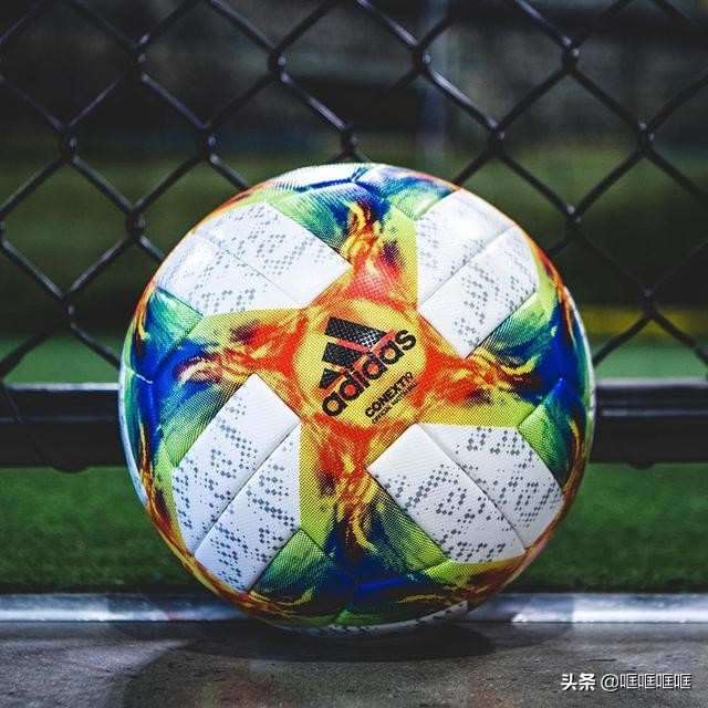 阿迪达斯最新款足球,第一个阿迪达斯