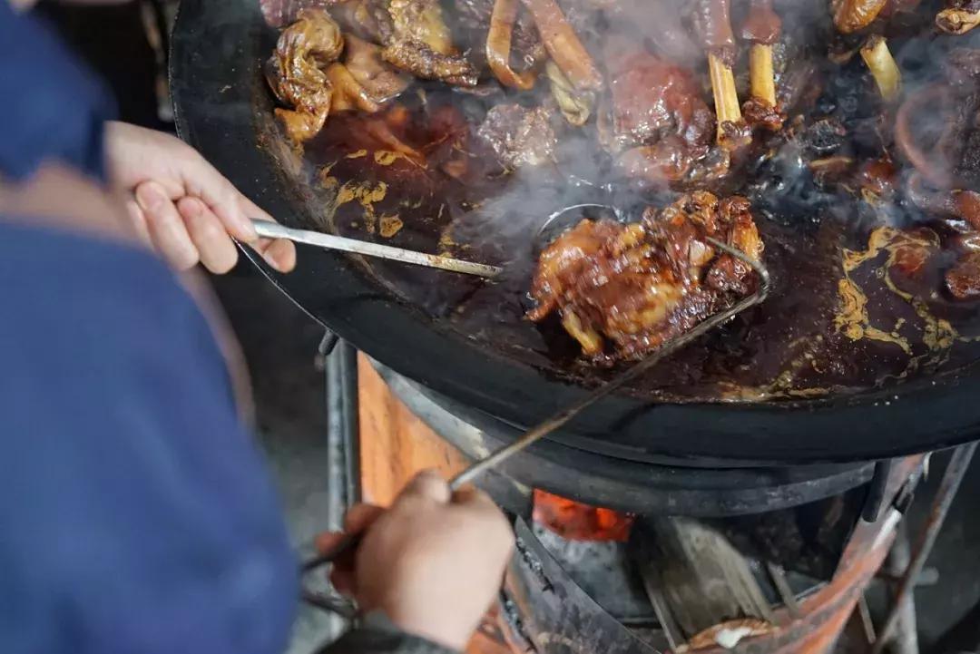 柴火灶铸铁大锅,大铁锅炖羊肉面