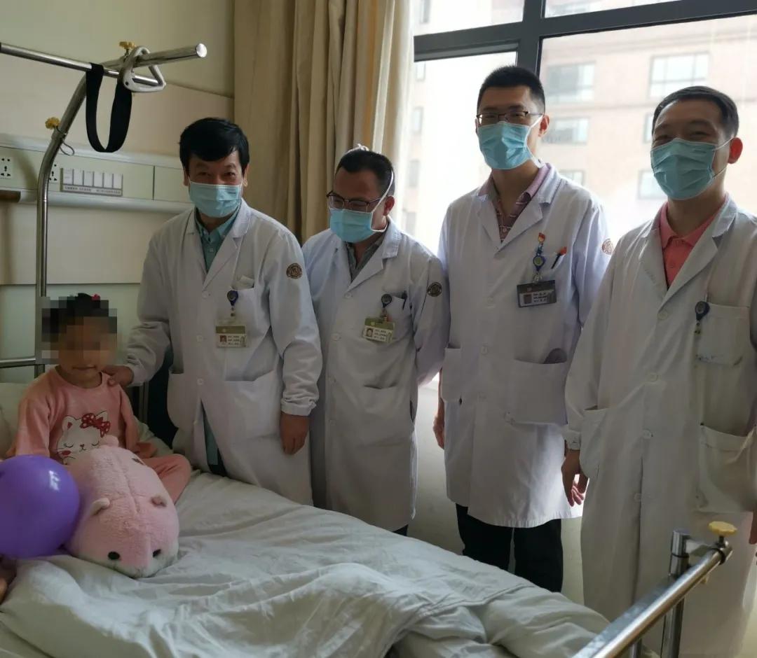 小女孩手被旋转门夹断,五岁小女孩手被门夹住