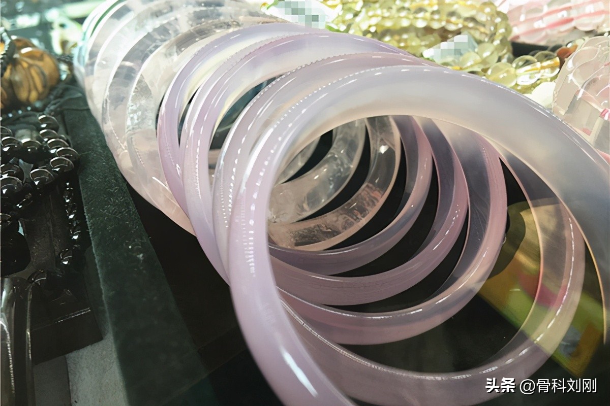 玉手镯戴几个月变黑了,玉手镯戴久了有血筋