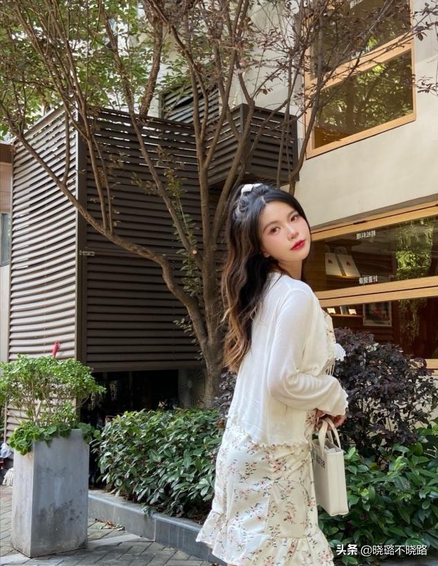 碎花裙如何穿得惊艳好看,今夏不正经的碎花裙穿搭真迷人