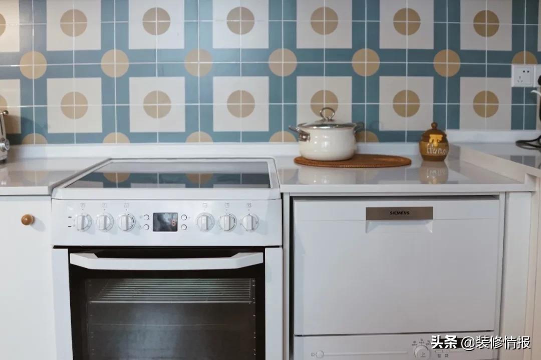 她买下32㎡上海老旧学区房,为女儿打造小桃园还有20㎡舒适大庭院