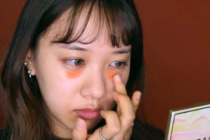怎么遮住你的黑眼圈,如何不化妆遮黑眼圈