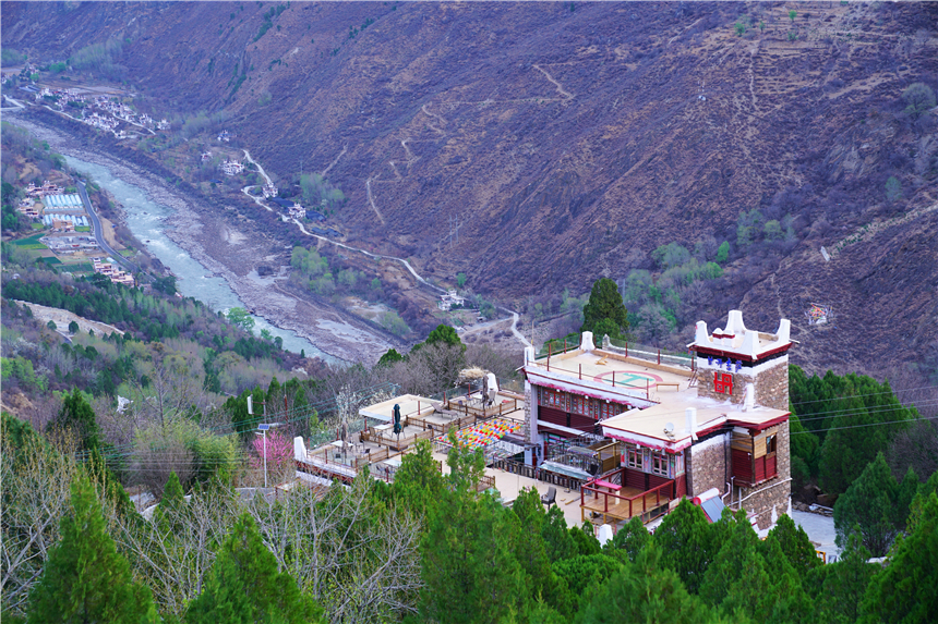 甘孜州有个很漂亮的村寨,甘孜州藏寨