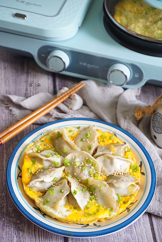 十分钟快手早餐鸡蛋饼,煎饺抱蛋的家常做法