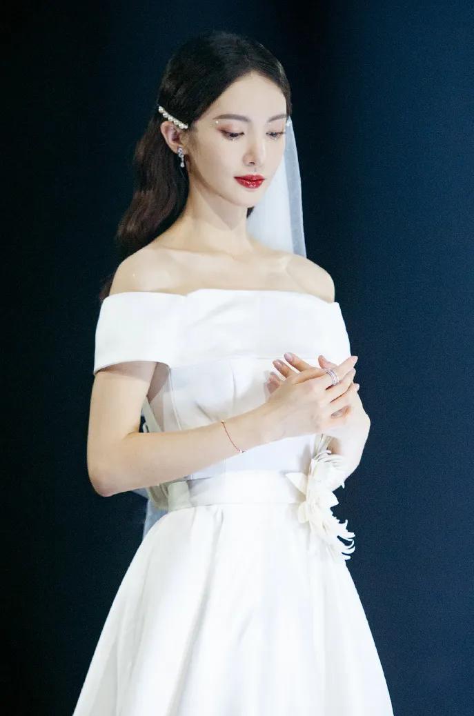 除了优雅贵气,珍珠还能休闲、叛逆、又嘻哈?