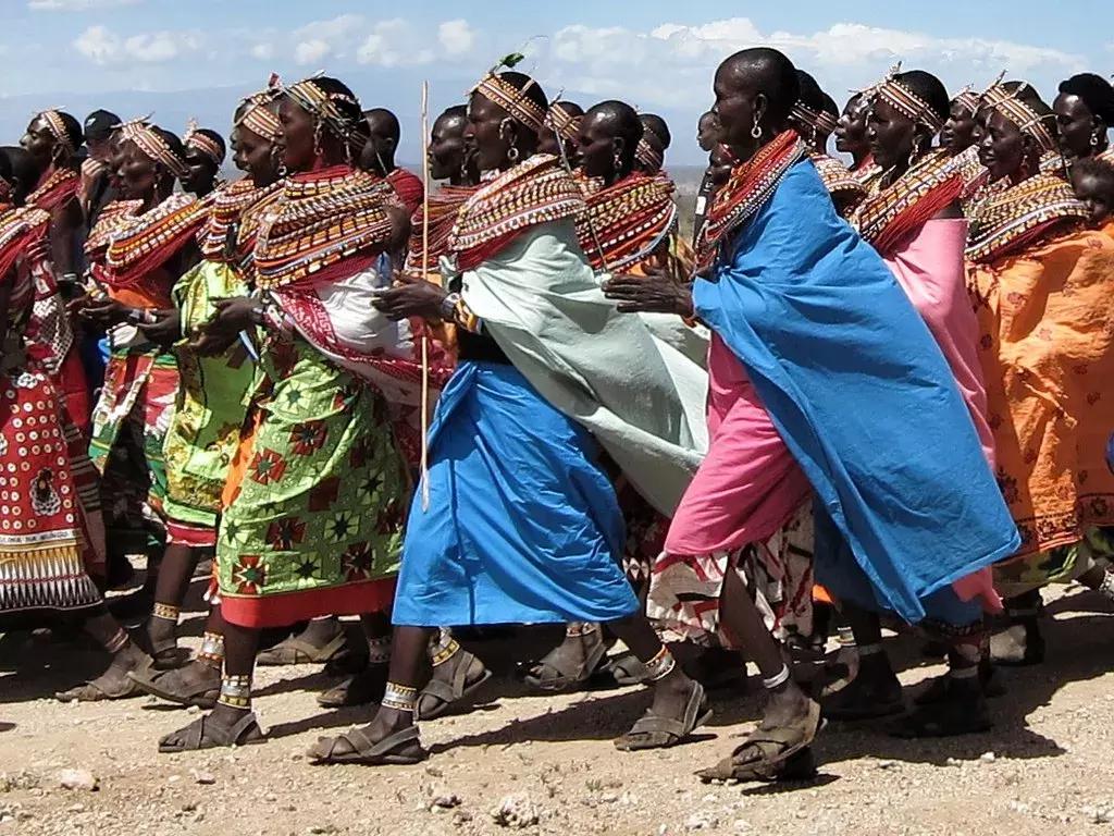 轮胎做成鞋？中国来的废轮胎，在非洲变成了人手一双的爆款潮鞋