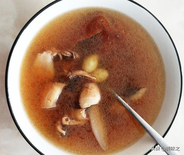 墨鱼汤怎么炖最有营养最补血,墨鱼能和当归党参黄芪一起炖汤吗