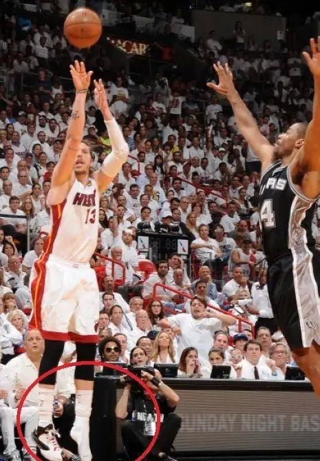 比赛时候鞋子掉了继续跑,篮球比赛时鞋掉了怎么办