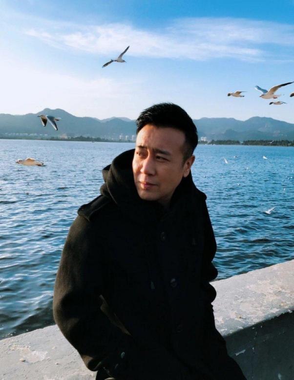 从小吃姐姐奶长大，46岁拿影帝火成老戏骨，被李雪健评价骨子里坏