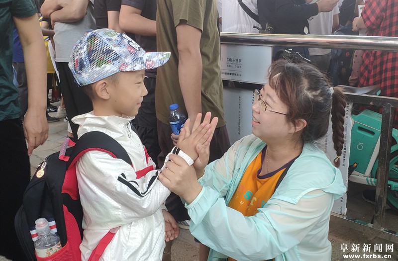 县各中小学迎来开学第一天,各地区中小学校开学时间