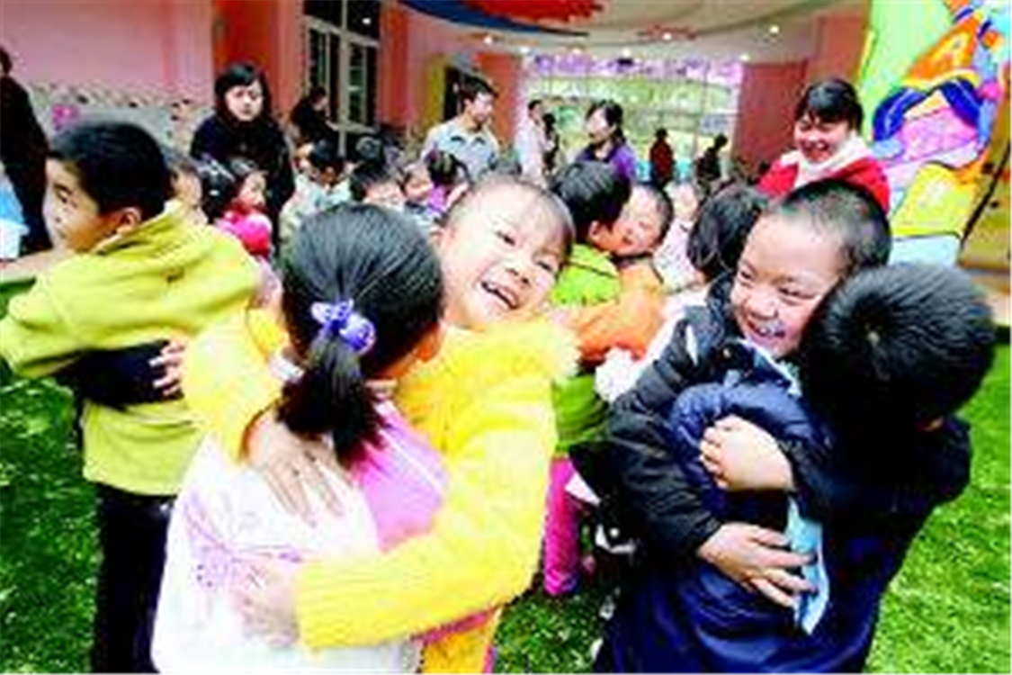 小孩跟朋友亲嘴如何教育,孩子和别人亲嘴要怎样教育