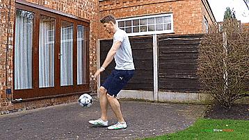 花式足球技巧之脚底停球,花式足球技巧之脚下转移大法