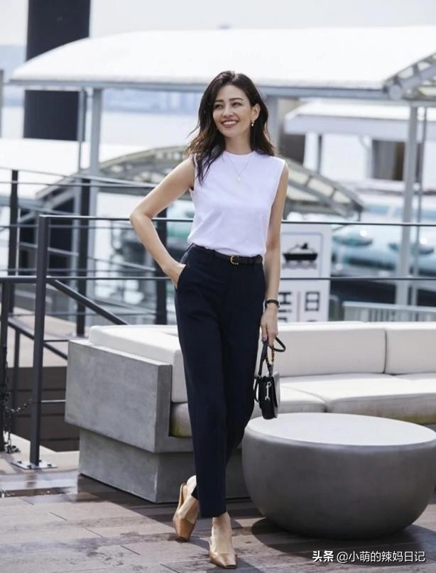 35岁女人穿搭今年流行的修身裤子,外翻直筒阔腿裤穿搭50岁女人