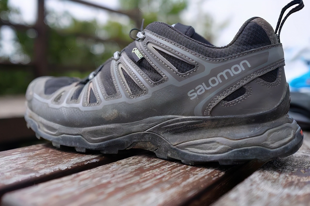 户外雨雪天气穿什么鞋子,雨雪天气穿什么衣服