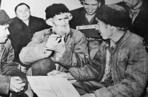 *疆新**库尔班大叔骑驴去北京面谢毛*东泽**，见面时却说：想要条绒布