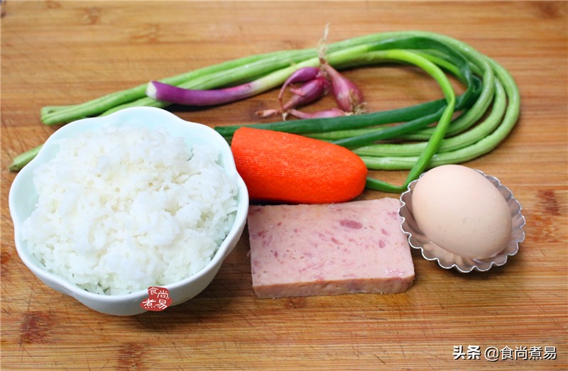 只用鸡蛋和剩饭做美食,一碗剩饭一个瘦肉