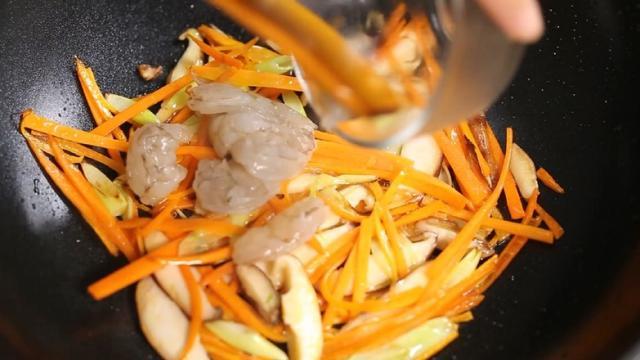 大虾比猪肉还便宜，抢购10斤，这样处理，放几个月都很新鲜