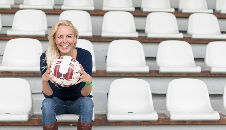 足球场上的一颗水晶！她诠释了财富、足球、梦想和美丽。