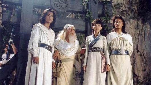 蔡少芬张晋全家福上热搜，三胎儿子“唐装”出镜，年味儿十足