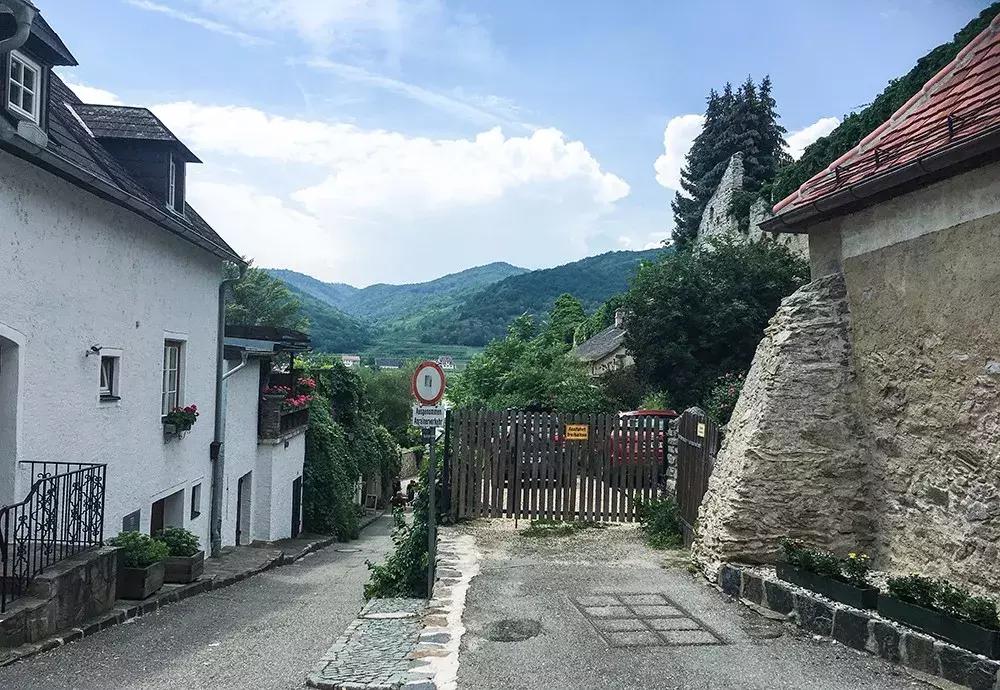 公共停车位被电动车霸占违不违法,电动车占用公共停车位的行为